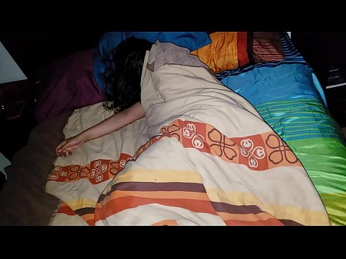 ❤️ Üvey oğul, genç üvey annesini uyurken azarlıyor. ❤ Süper porno tr.shufflesex.ru